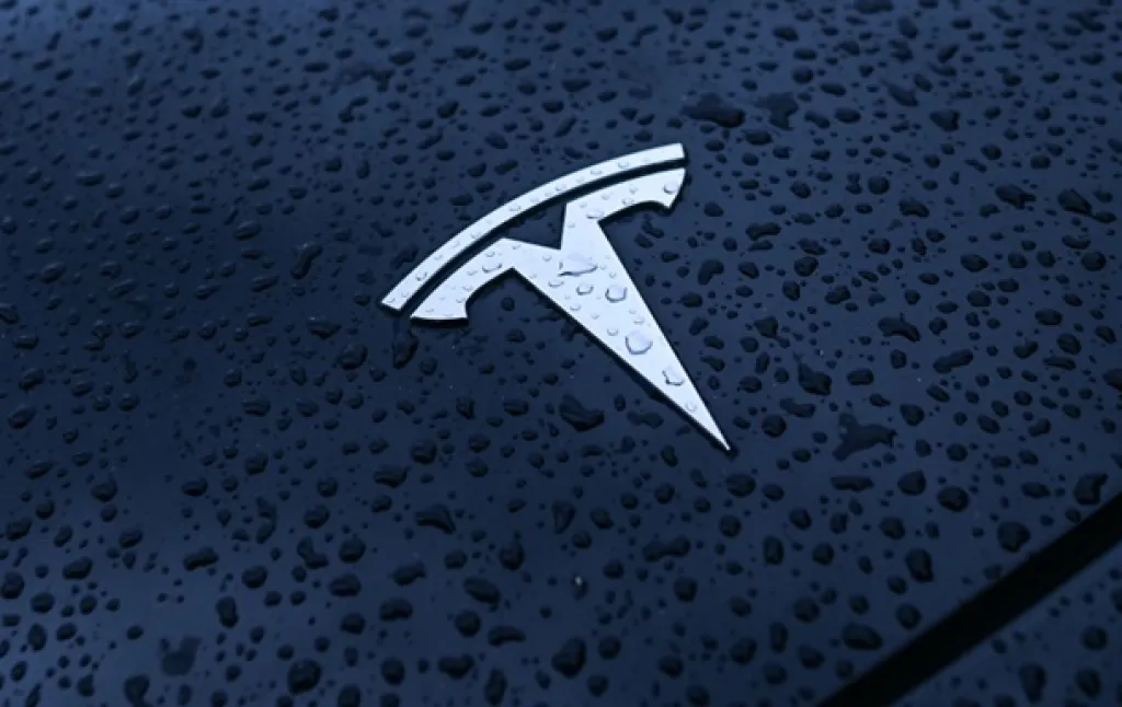 Tesla перевіряють у США через затримки зі звітами про аварії з автопілотом