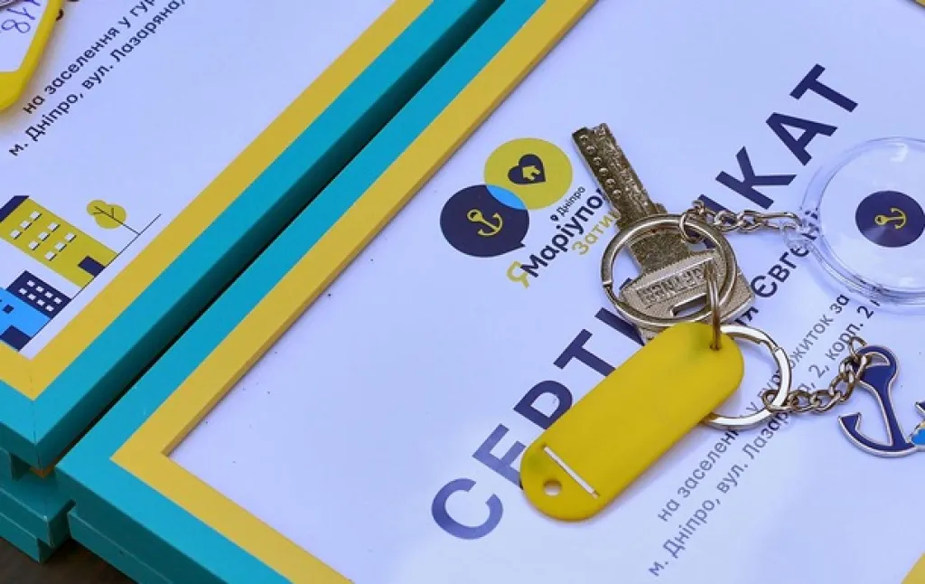 У Дніпрі переселенці з Маріуполя отримали нові квартири від Фонду Ахметова