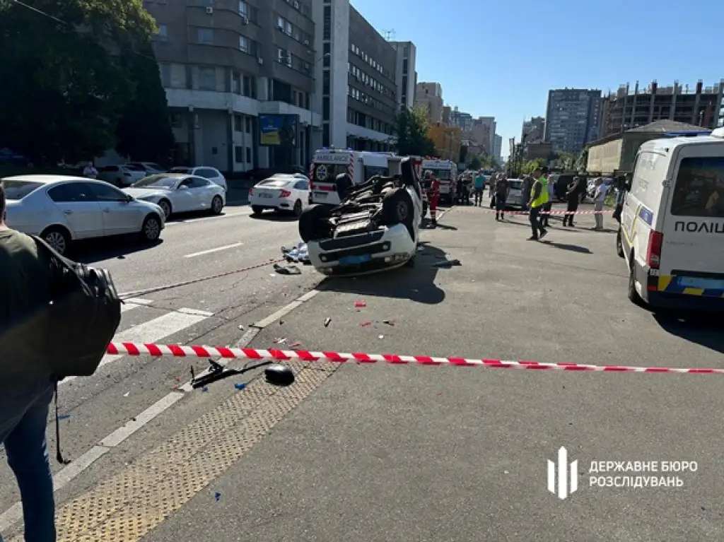 Смертельна аварія у Києві: службове авто поліції перекинулось після зіткнення