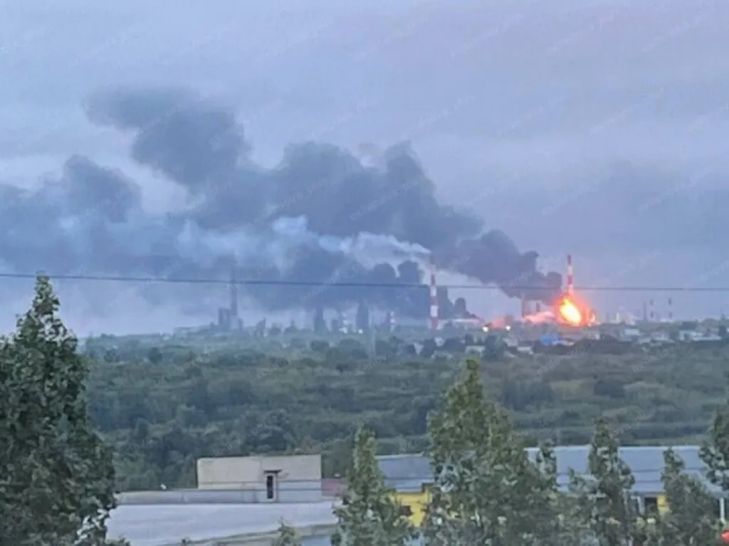 Уфимський НПЗ зазнав атаки безпілотників, спалахнула пожежа