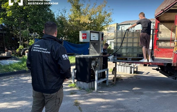 У Києві викрили підпільні автозаправки з незаконним пальним