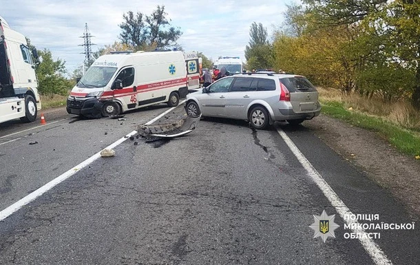 На Миколаївщині легковик зіткнувся з автомобілем швидкої: постраждали медики