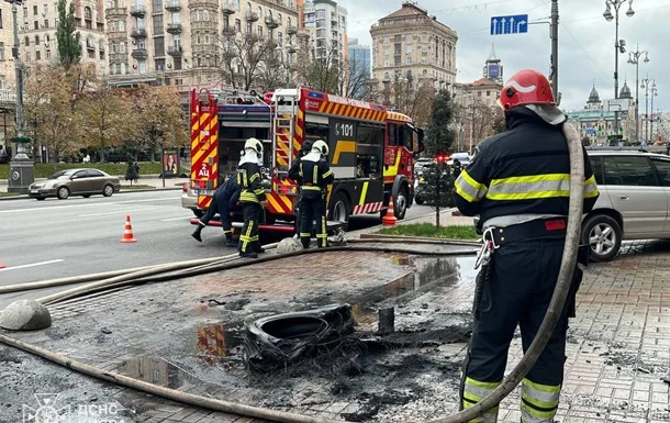 У Києві на Хрещатику затримали чоловіка за підпал шин біля КМДА