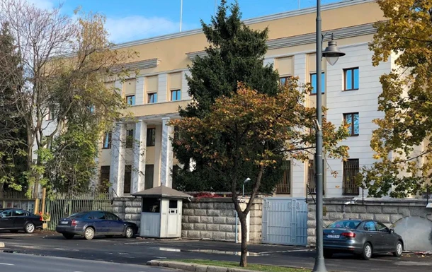 Спроба тарану воріт посольства РФ у Бухаресті: поліція затримала відомого стоматолога