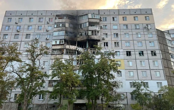 Артилерійський удар по Херсону: восьмеро поранених, серед них підліток
