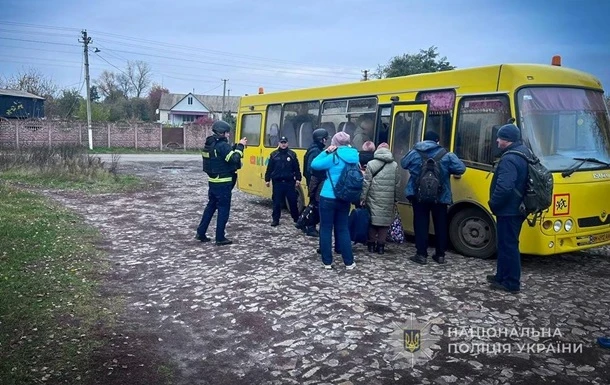 Росіяни пошкодили залізничний міст та колії на Сумщині, рух потягів зупинено