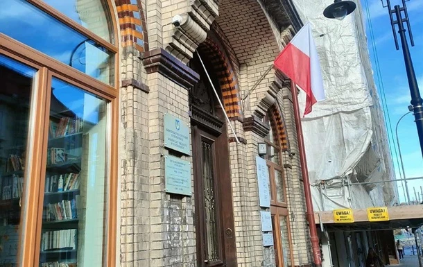 У Перемишлі невідомі зірвали український прапор з почесного консульства