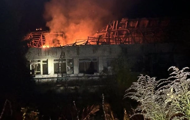 Російські дрони атакували базу відпочинку на Чернігівщині: постраждала людина