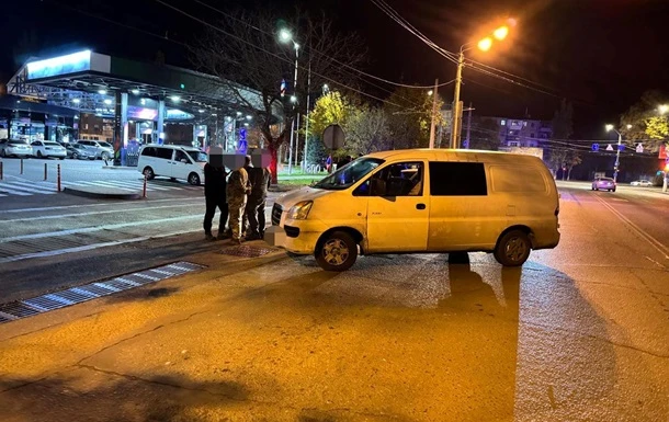 В Одесі п’яний поліціянт розбив скло авто військових ТЦК і втік з місця інциденту