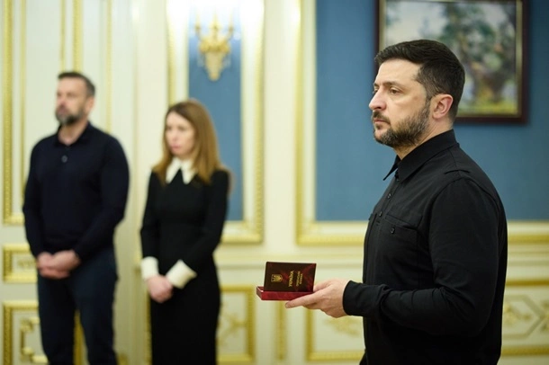 Зеленський нагородив українських енергетиків за мужність і самовідданість