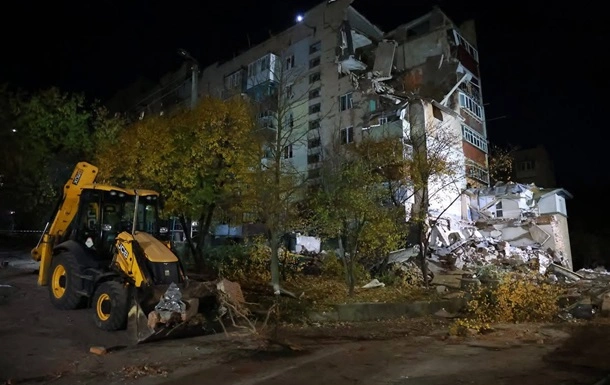 Хмельницький: під завалами багатоповерхівки шукають жінку