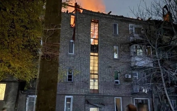 У Кам’янському дрон влучив у житловий будинок: пролунало понад 20 вибухів