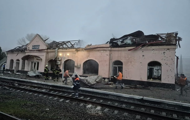 Укрзалізниця тимчасово обмежила рух поїздів після ворожих обстрілів