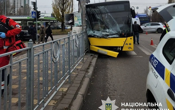 У Києві маршрутка врізалася в електроопору: п’ятеро людей постраждали