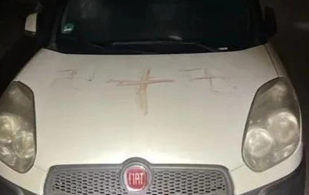 У Німеччині розслідують появу свастик, намальованих людською кров’ю