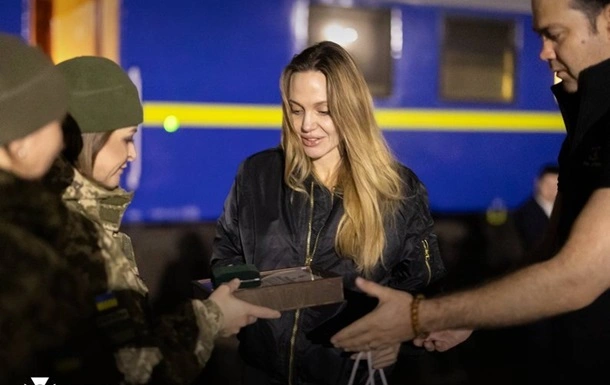 Анджеліна Джолі залишила територію України