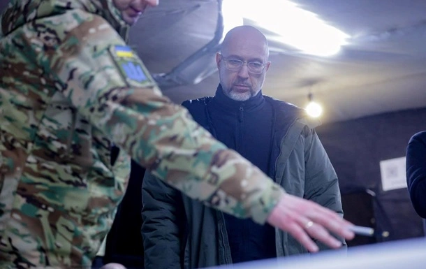 Шмигаль відвідав українських оборонців у Вовчанську