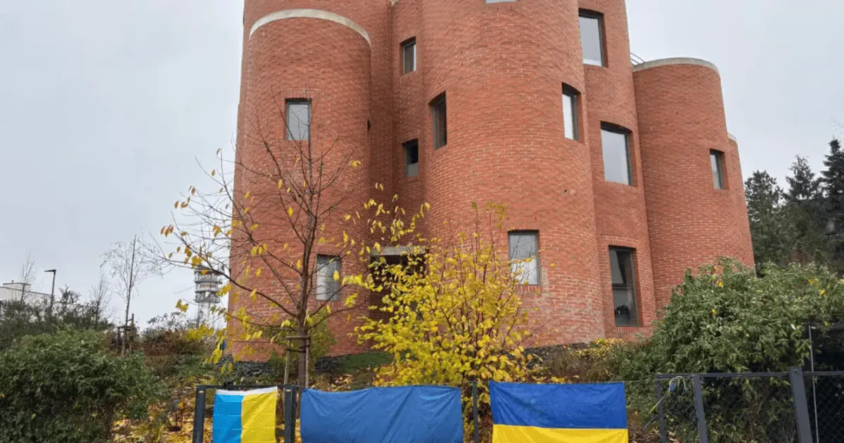 У Празі поруч з резиденцією спікера Чехії вивісили українські прапори