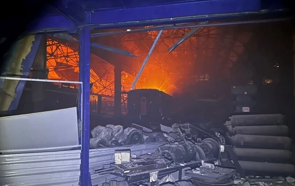 У Дніпрі після масованої атаки дронів пошкоджено депо приміських електричок