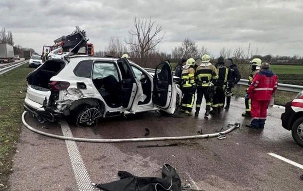 Під Києвом BMW X5 перекинувся після удару в відбійник: двоє загиблих