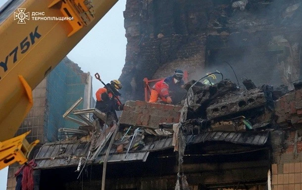 У Тернополі рятувальники вже другу добу розбирають завали після ракетного удару