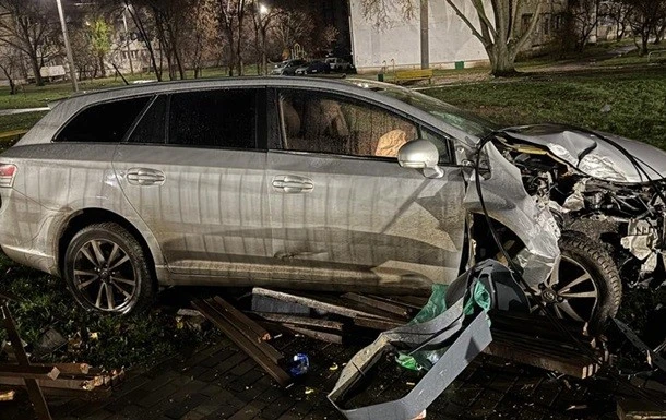 У Харкові троє підлітків дістали травми після наїзду авто на електроопору