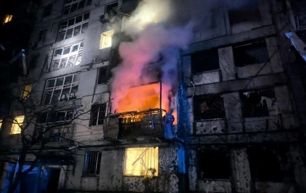 Нічна атака «шахедів» по Дніпру спричинила 14 поранених
