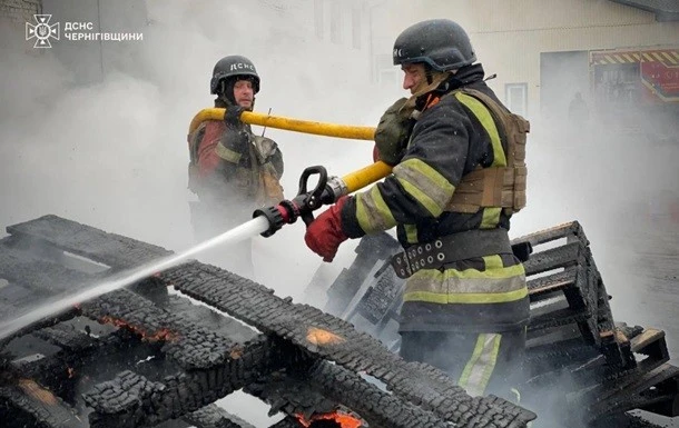 У Чернігівській області після ударів дронів РФ сталися масштабні пожежі