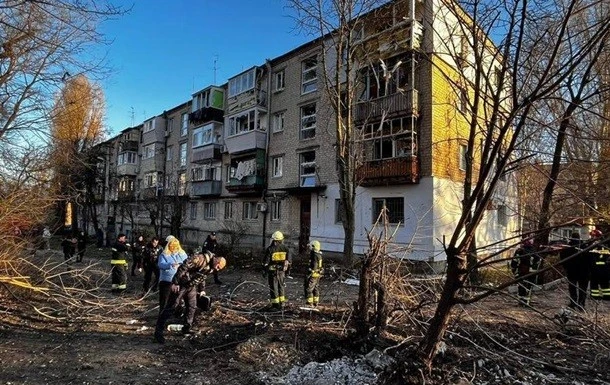 У Дніпрі після атаки дронів поранені молода жінка та маленька дитина