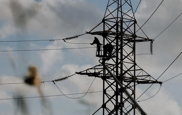 Через удари РФ у трьох областях ввели аварійні відключення електроенергії
