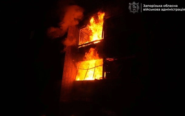 У Запоріжжі дрон влучив у житловий будинок, загорілися кілька об’єктів