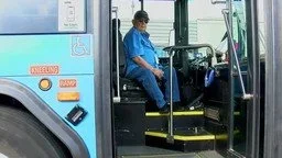 95-річного американця визнали найстарішим водієм автобуса у світі