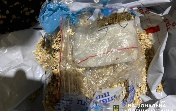 У Києві викрили чоловіка, який маскував психотропи у пачках вівсянки