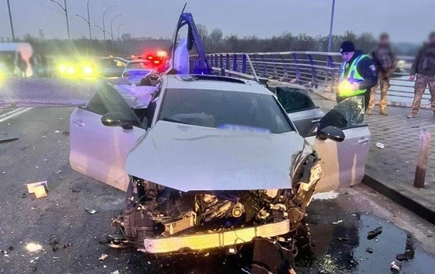 Через ДТП біля мосту Метро в Києві тимчасово обмежували рух на Броварському проспекті