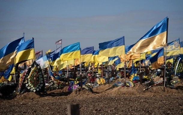 Харківський суд покарав чоловіка за викрадення прапора з могили військового