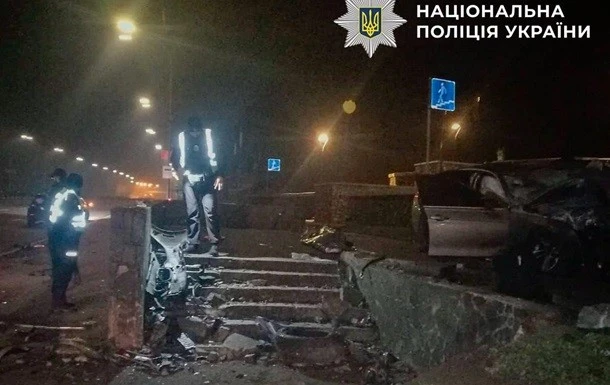 У столиці водій-підліток загинув після наїзду на бетонний парапет підземного переходу