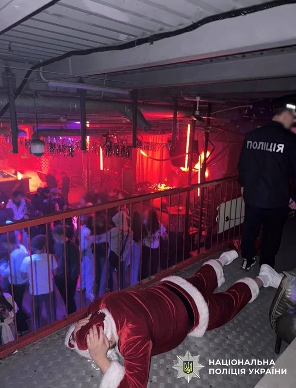 У столиці працівник клубу в поліцейській формі розіграв «затримання» Санти