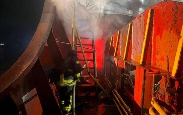 В Одесі внаслідок нічної атаки РФ пошкоджено цивільне судно
