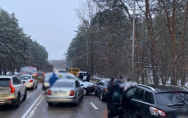 Ланцюгова аварія на Дніпроводській: у Києві зіткнулися 13 автомобілів