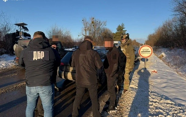 На Буковині митник організував “зелений коридор” для контрабандних iPhone