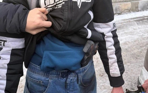 У Києві затримали чоловіка, який погрожував касирам іграшковим пістолетом
