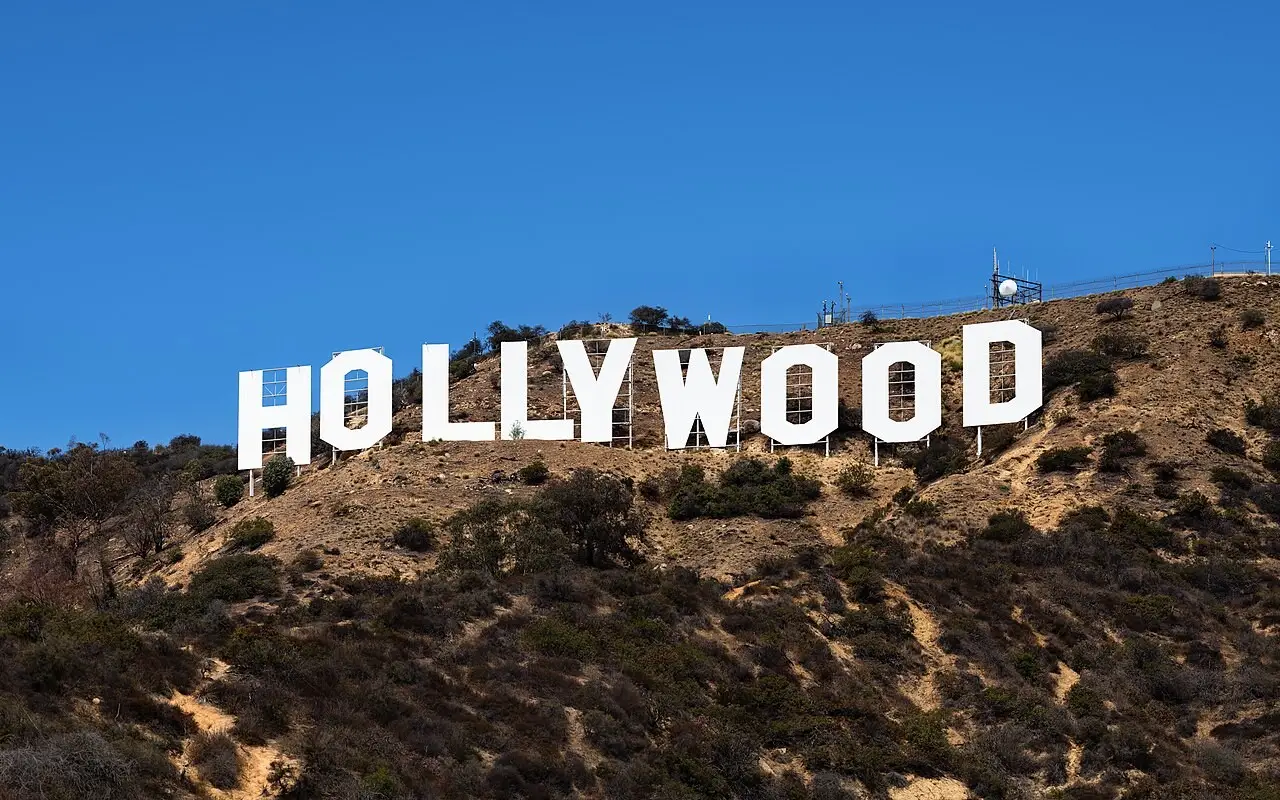 Бюстгальтери на знаку HOLLYWOOD: зухвалий промокод Сідні Свіні загрожує акторці судом