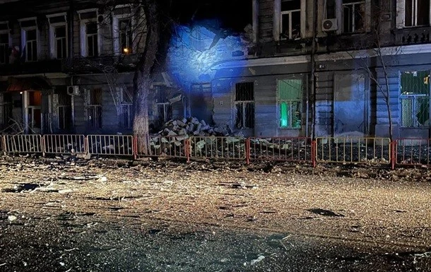 Нічна атака на Одесу: дрони пошкодили будинки та школу