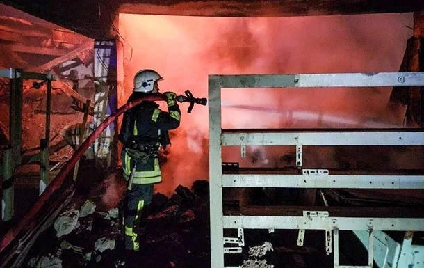 Нічна атака дронів на Одещину: ворог поцілив у порти та склади
