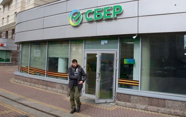 Рекордний відтік готівки з російських банків на тлі відключень мобільного інтернету