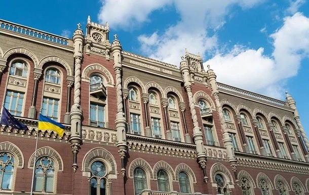 Зміна тренду на міжбанку: НБУ скоротив щотижневі інтервенції та викупив першу валюту